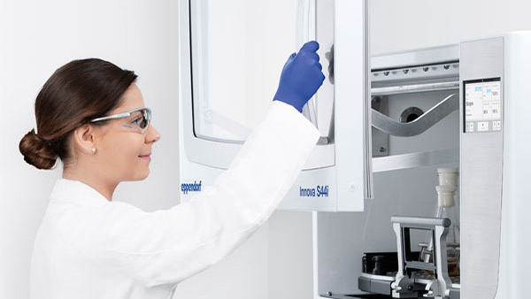 Labteamet_Annoyed-by-Uncomfortable-Mixing-in-the-Lab-6