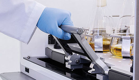 Labteamet_Annoyed-by-Uncomfortable-Mixing-in-the-Lab-7