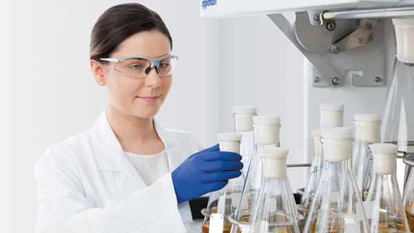 Labteamet_Annoyed-by-Uncomfortable-Mixing-in-the-Lab-8